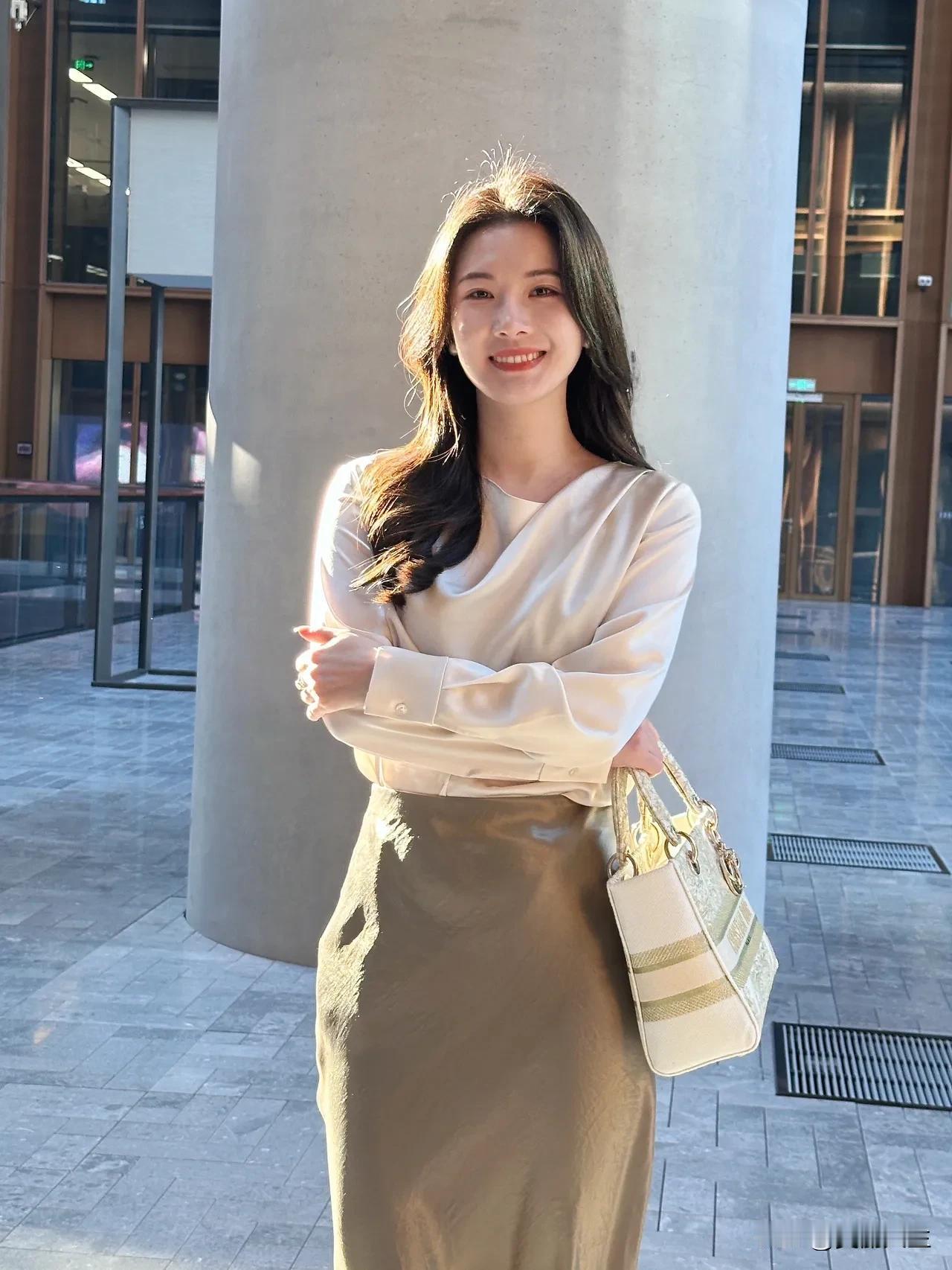 见过胡杨，才知什么是“极致的生命力”。没有江南草木的柔，却用遒劲的枝桠撑起一片金