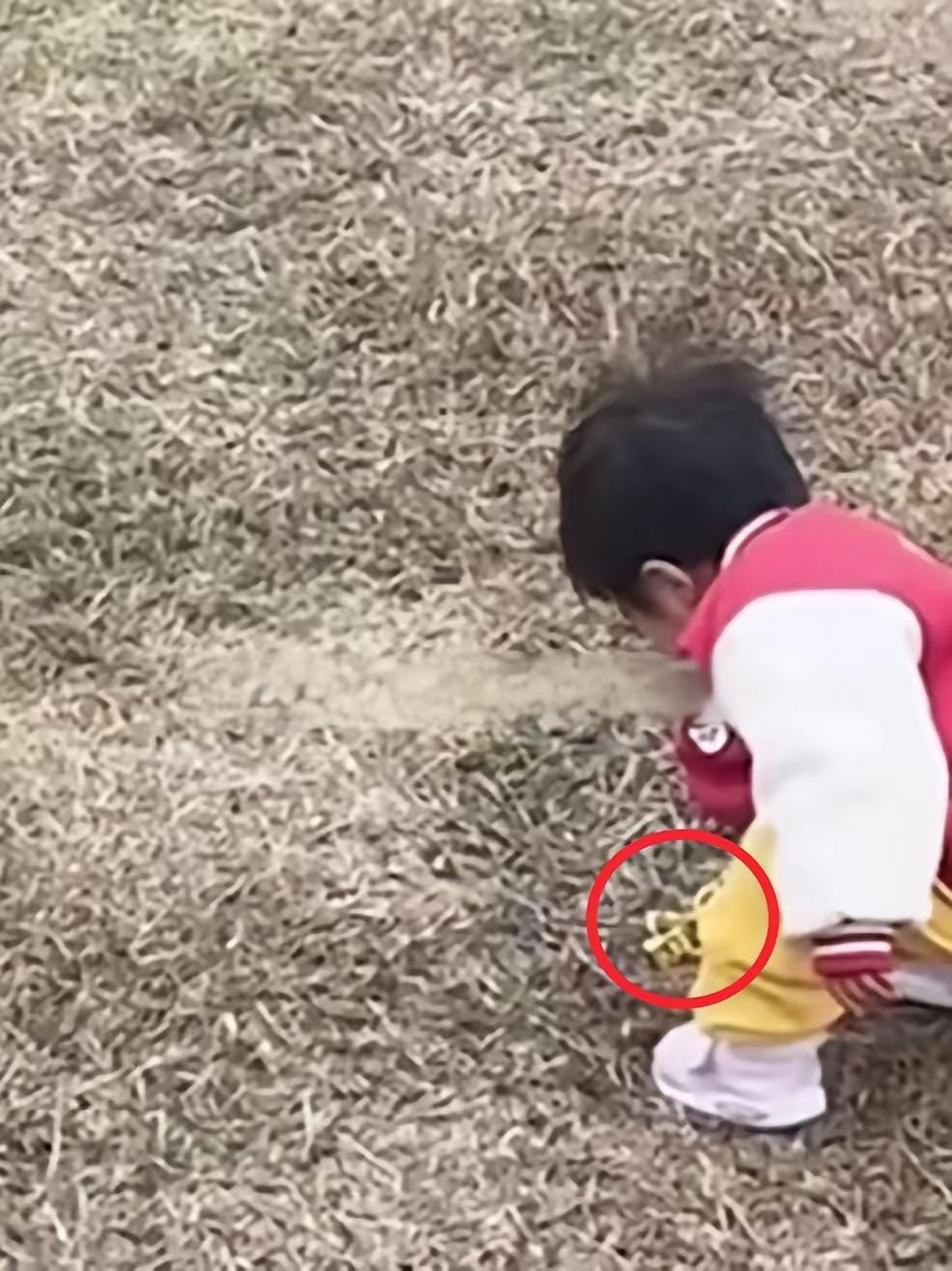 关键时刻见人品，广东省佛山市唐先生1月18号带着2岁女儿去公园玩，在草地上女儿发