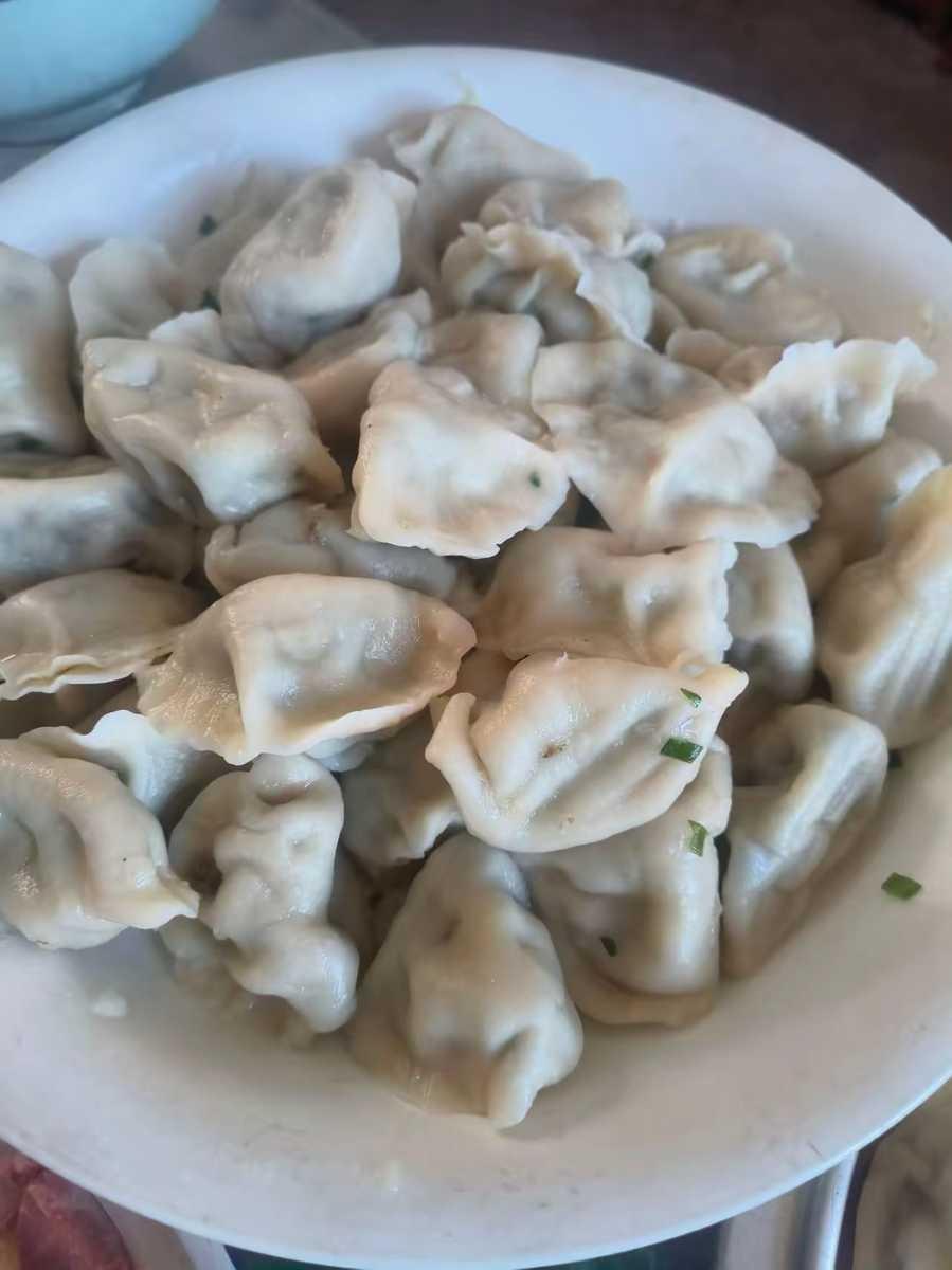 干了三小时活，午饭舀了三十五个饺子。老板当场提醒我舀多了。这话一递过来，胃里那