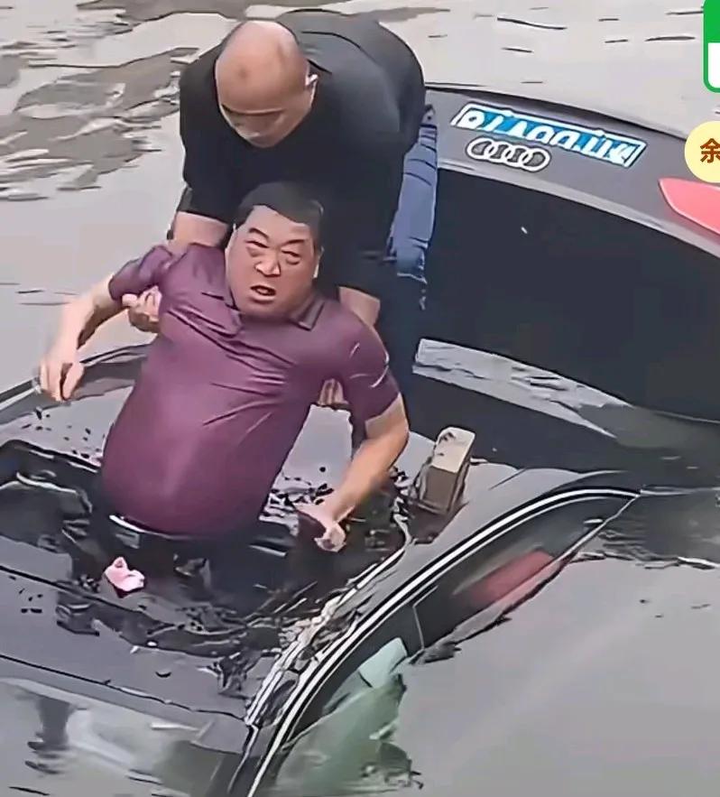 奥迪车主不慎坠河，被人从天窗救出来捡回一条命，网友说，司机命大碰到给力的人了。