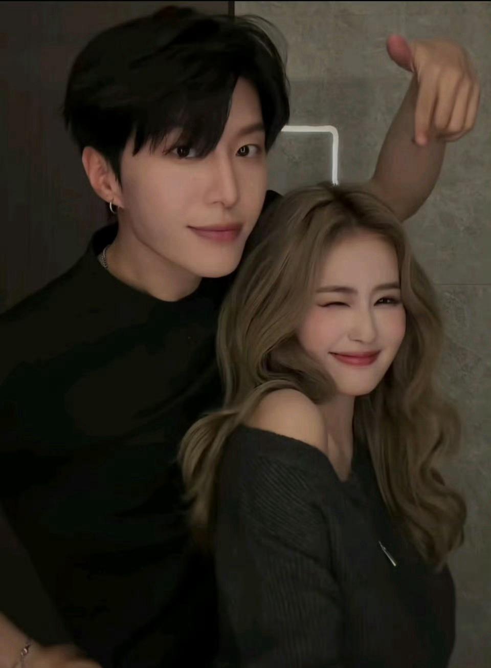 白鹿和范丞丞的黑色舞台造型也太抢眼了！两人一身全黑装扮，白鹿顶着一头黄发