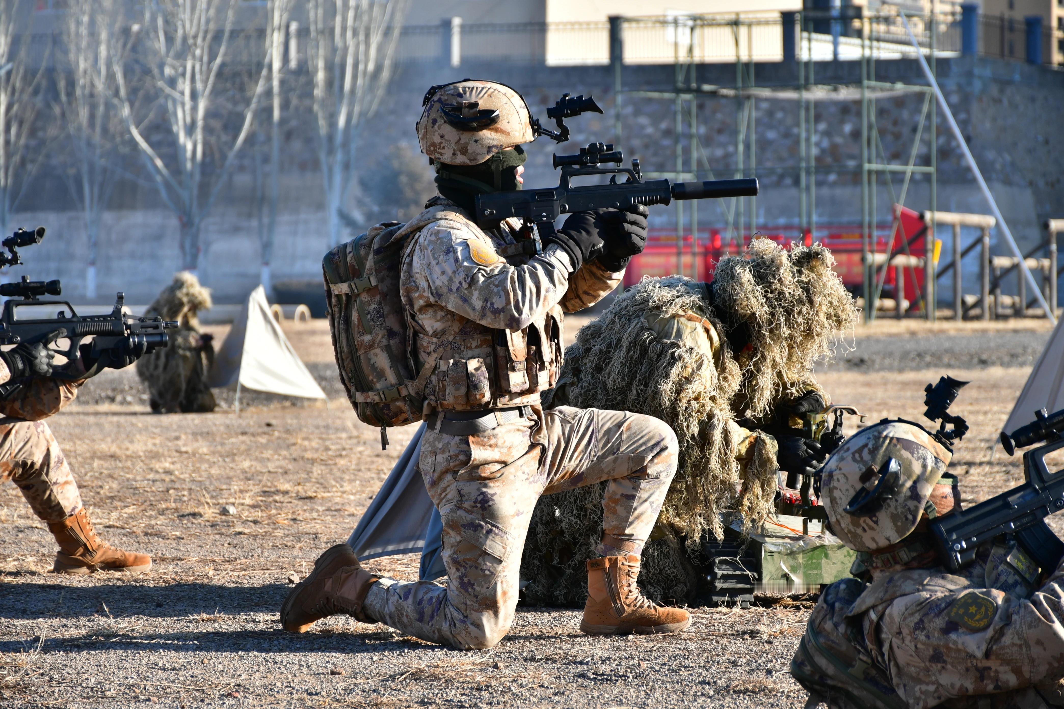 某旅“英雄侦察营”训练中