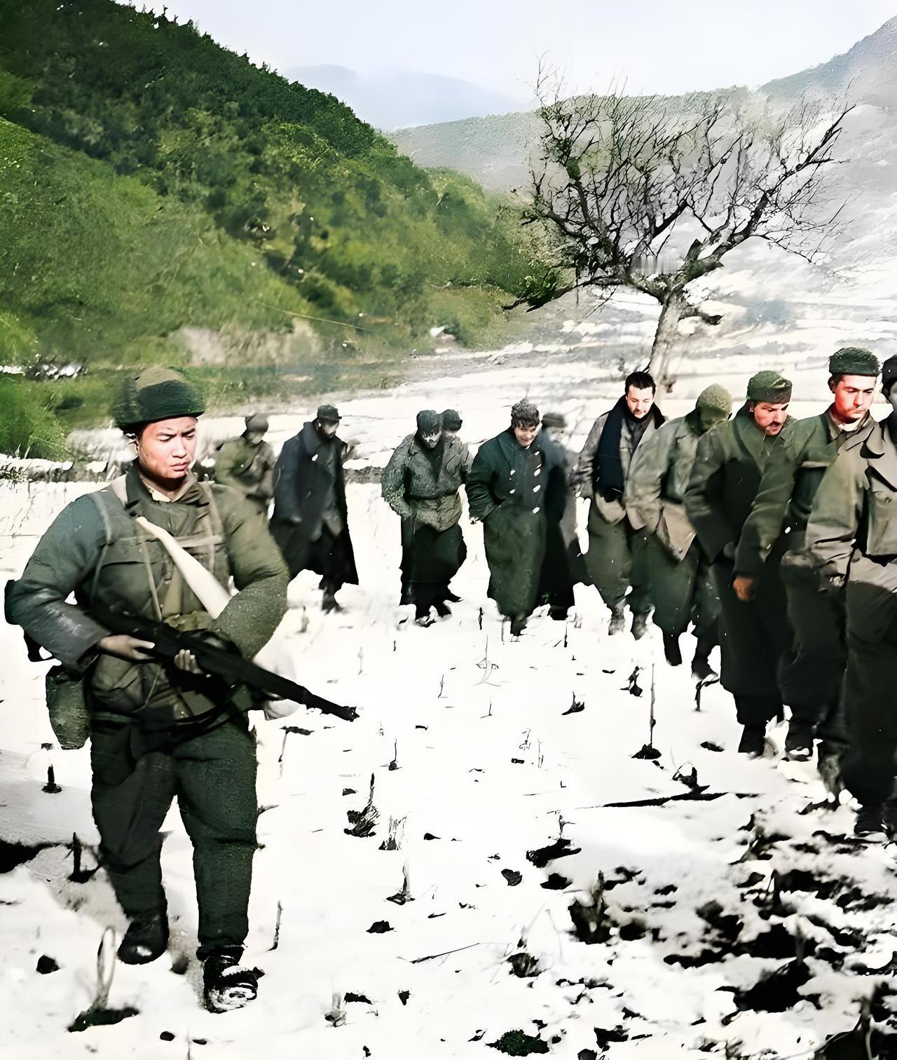 前线递根烟，谈判桌上掀桌子：战争最讽刺的画面莫过于此！一边是谈判桌上拍桌子瞪