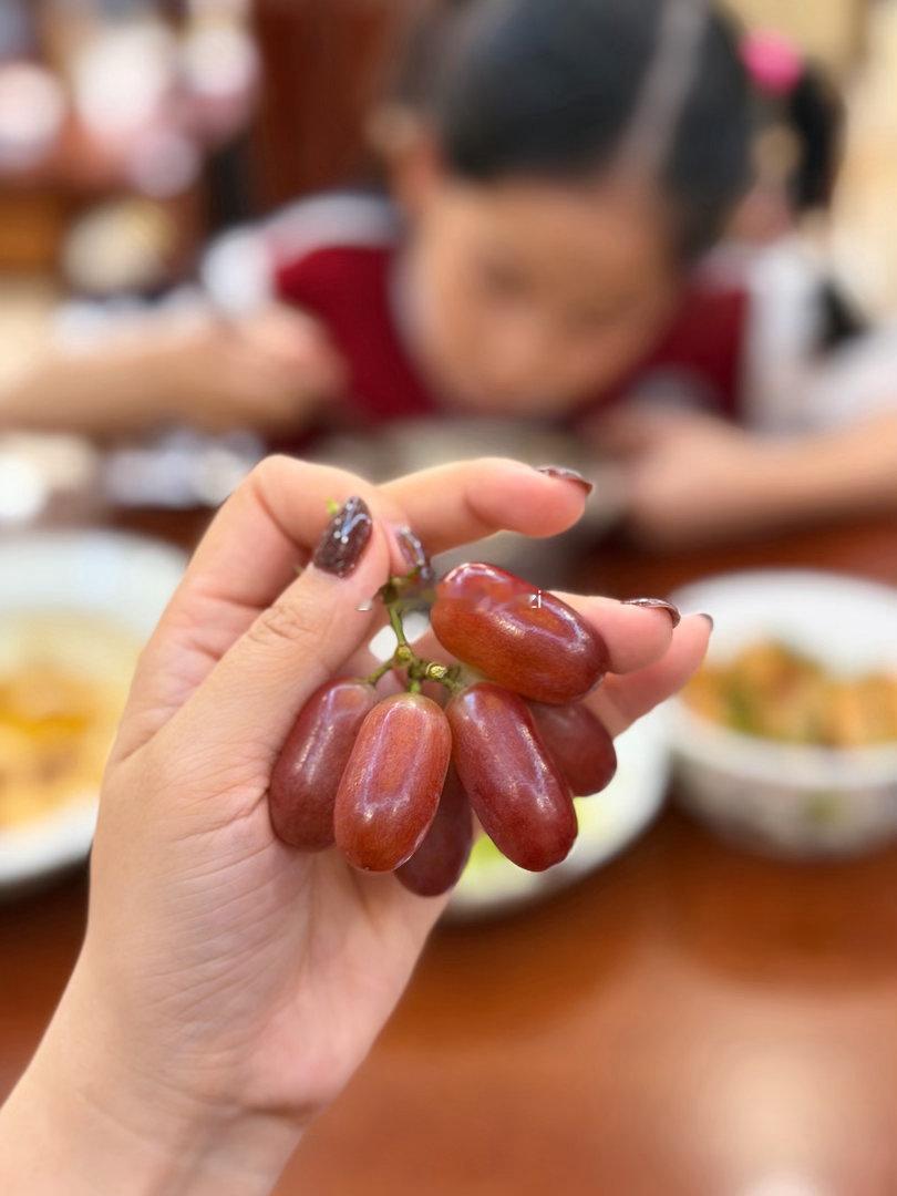 午餐的葡萄吃了一颗觉得好吃，把剩下的都用纸包好给妈妈带回来了，不气人的时候小棉袄