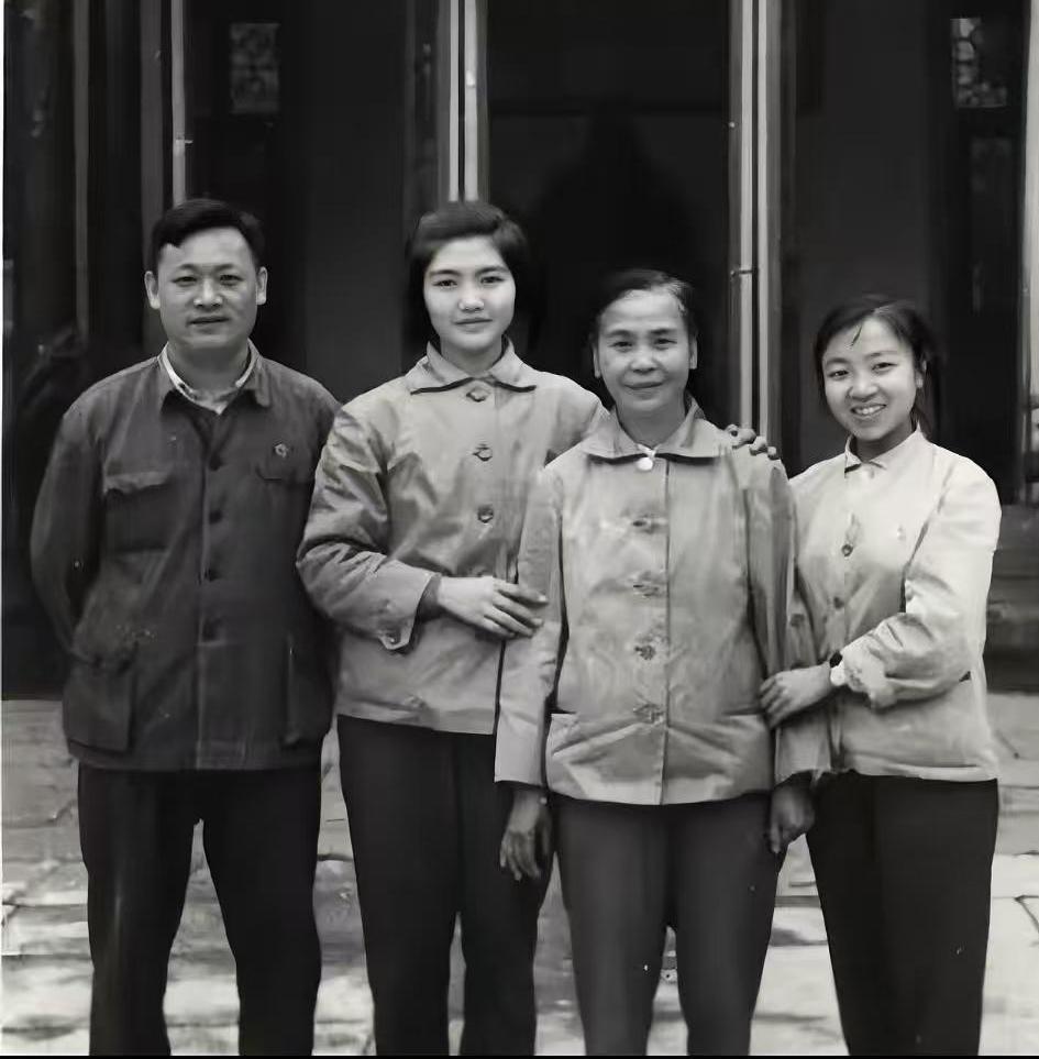 一张珍贵的老照片照片里的四个人，是血脉相连的一家人，站在中间的老人，眉眼间带