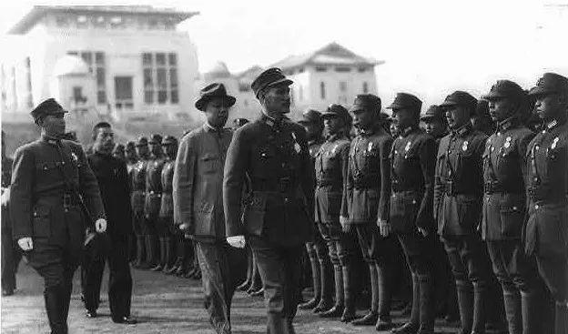 1949年12月，蒋介石的御林军“国防部警卫团”被解放军包围，有的军官主张打，团