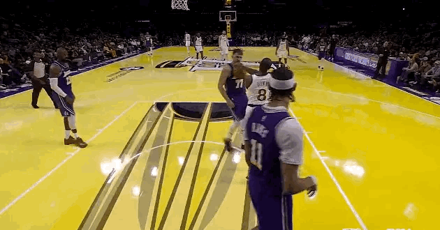 詹姆斯真淡定啊洛杉矶德比大战，湖人135-118战胜快船，第四节还剩3分多钟时