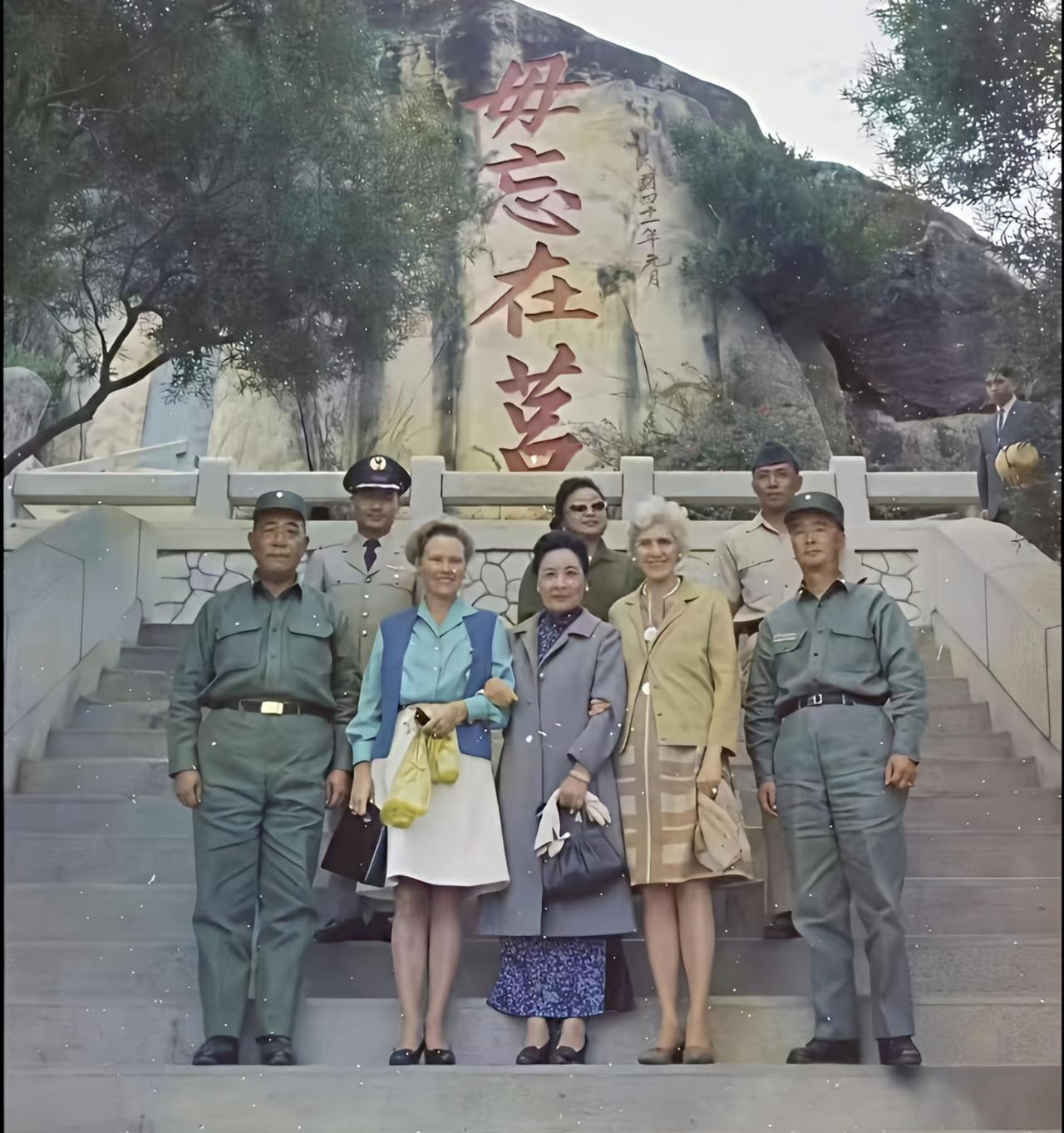 老照片，记录历史瞬间1960年6月，正值“金门炮战”期间，时任美国副总统尼克松的
