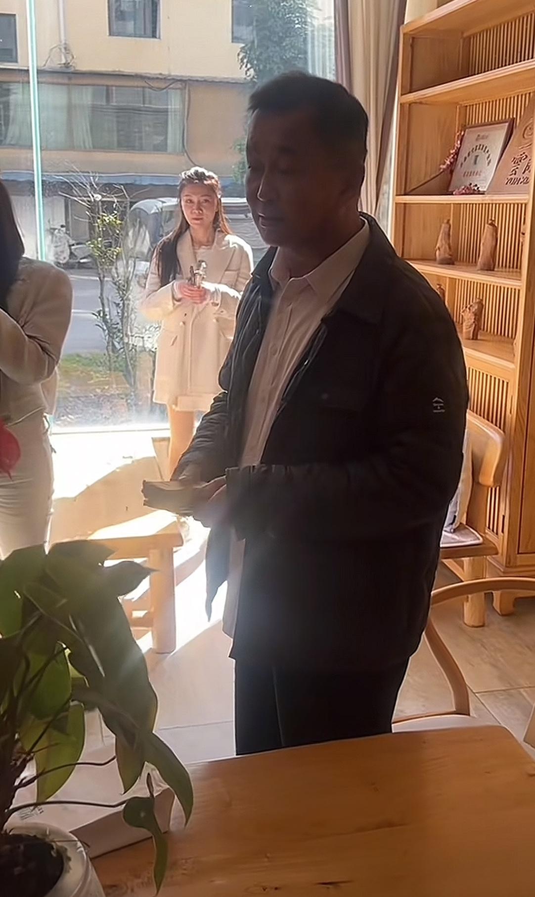 沈巍云南行首次露面，有主播送他几本小连环画册。沈巍手拿画册，说：“这个几个月你们