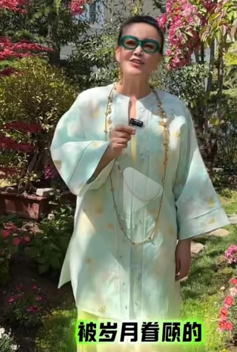 为了迎接马筱梅和汪宝儿回北京，张兰特意穿上了浅绿色旗袍。而且笑的合不拢嘴。看