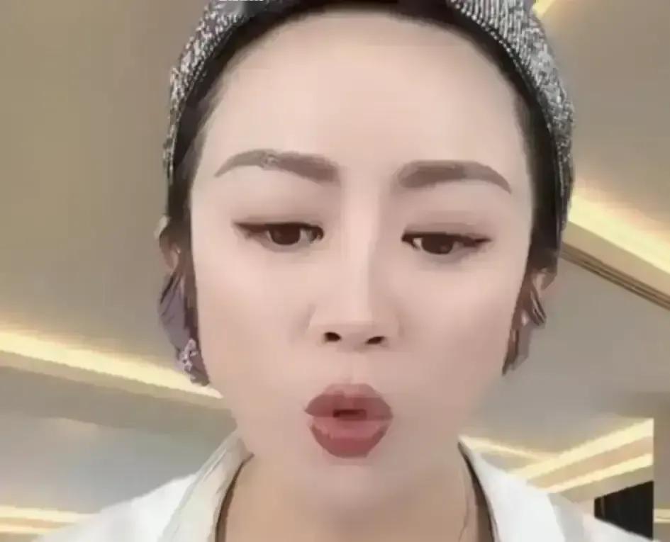 别羡慕王小利娶了师弟李琳。他前妻温美玲，才是赵家班最清醒的女人。2006年，