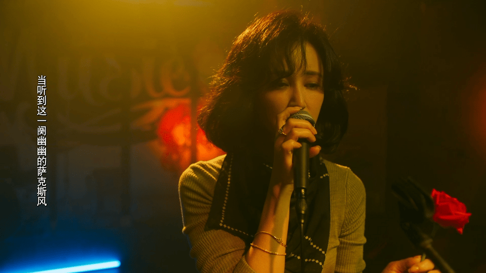 张歆艺43岁状态必须给张歆艺点个赞！43岁的她在《老舅》里一出场，红唇大波浪造