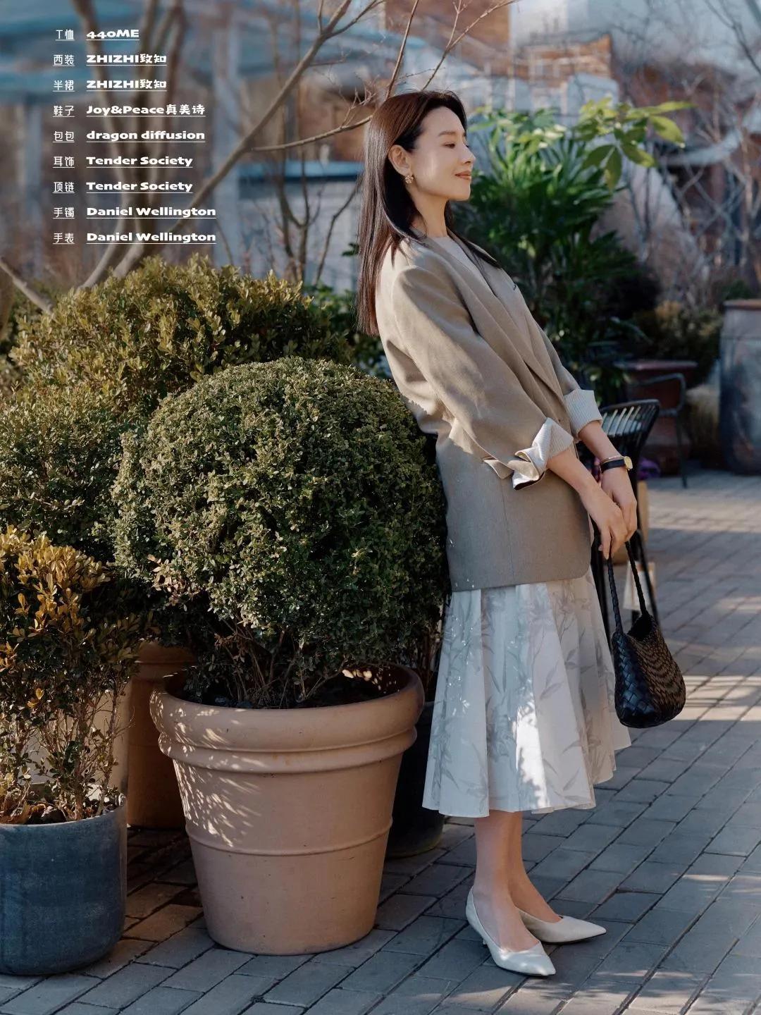 董洁的春日通勤装，真的越看越爱！温柔又提气，舒服得刚刚好💫这松弛感，我能学