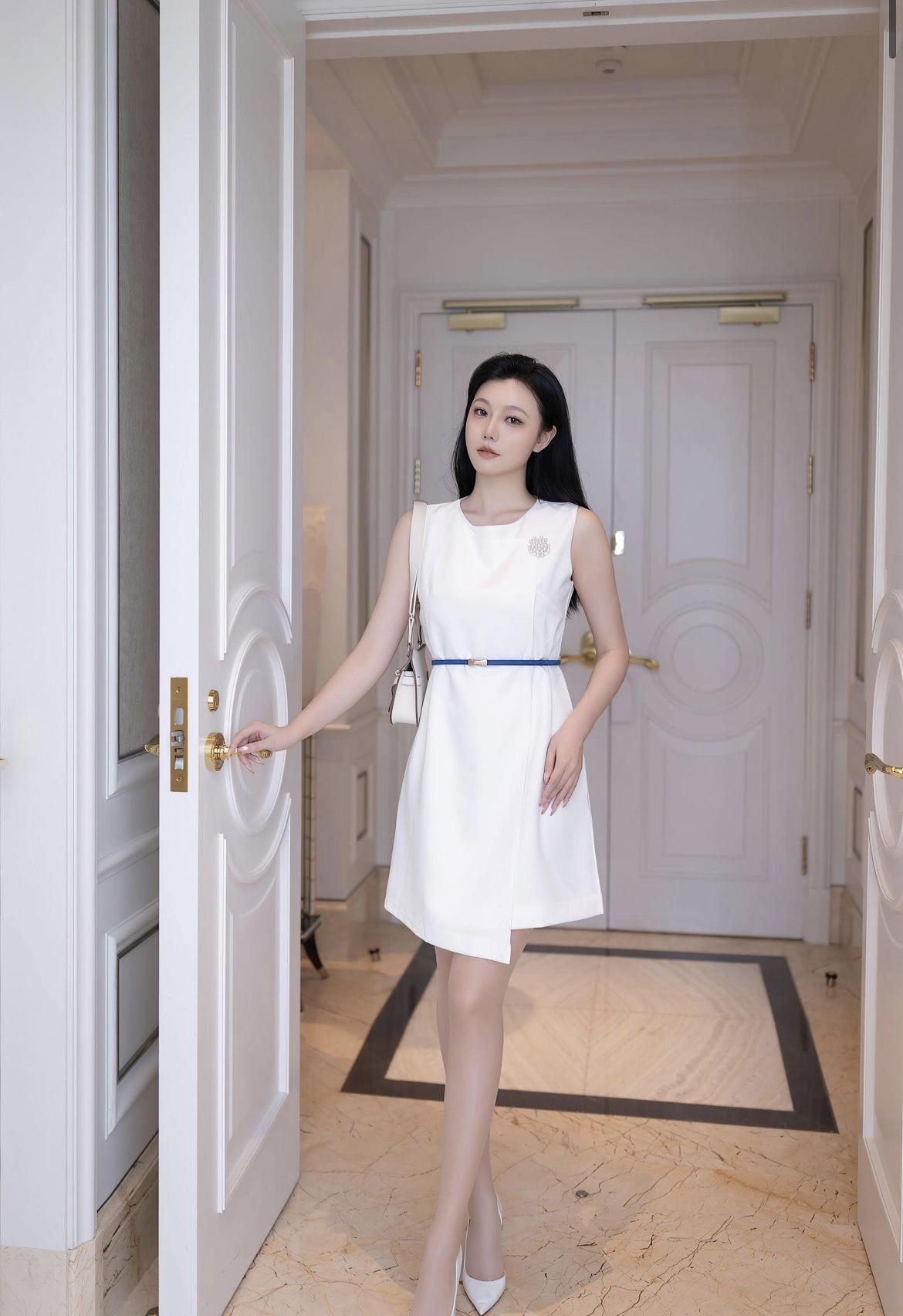 简约白裙真是有种独特的魅力。就像冯琳主持上海国际影视节时，那袭格纹理缎面小白裙，