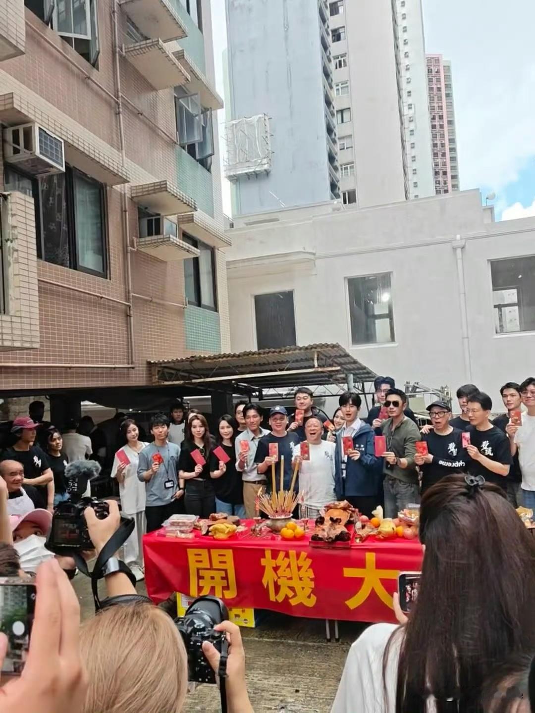 7月3日，成毅新剧《狩谎》香港开机成毅以藏青色警务工装配白衬衫，佩戴细框金丝眼