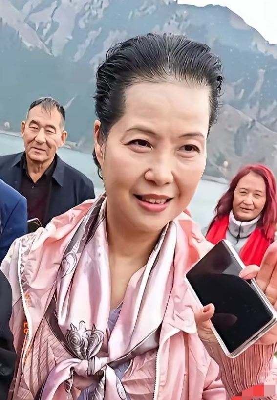 梦鸽，也是60岁的老太太了。​一个县城初中文化素质的艺考生以青春换嫁国家级著名