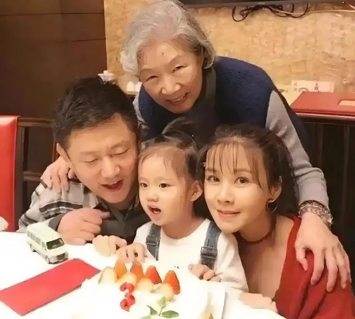 2013年9月的一天，吕中听到儿子吴兵满脸喜气地报喜，说自己有女朋友了，是演员何