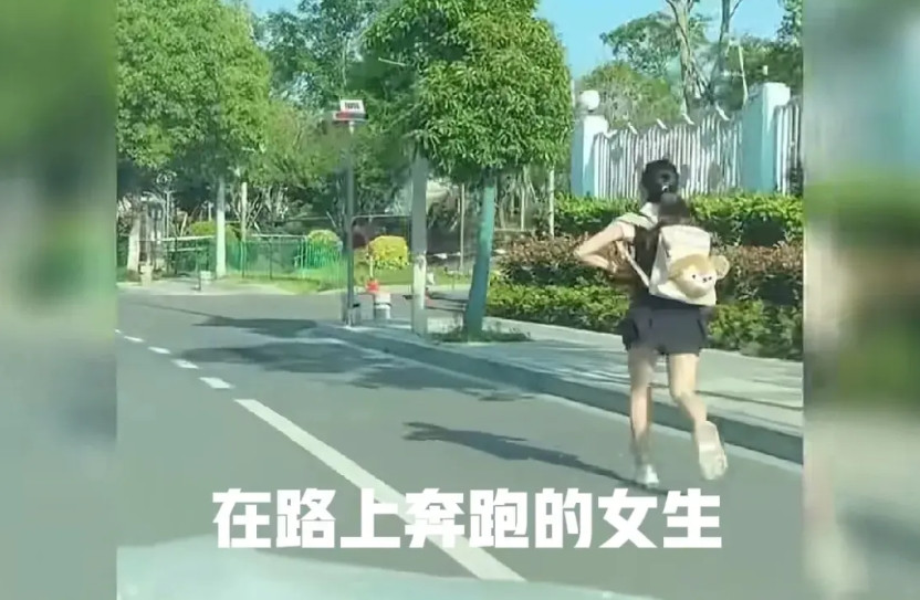 这位女生参加高考，准考证忘在家里了，只能匆匆跑回去拿。她没有得到交警护送，却碰上