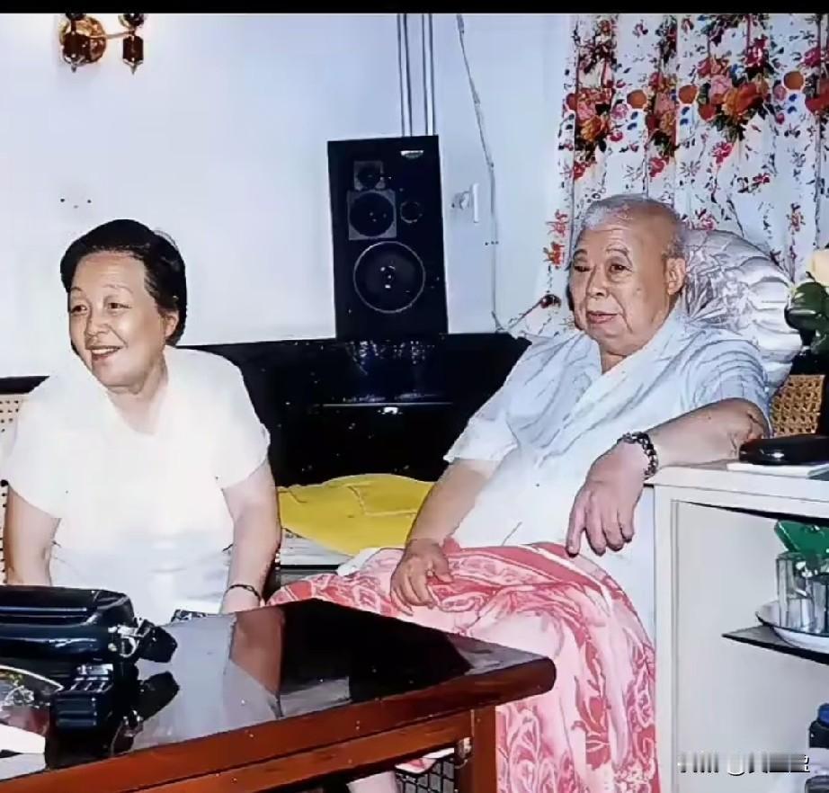 居家简朴的客厅之中，留下了这张吴中将与夫人陈绥圻的晚年合影。褪去戎装的二人，