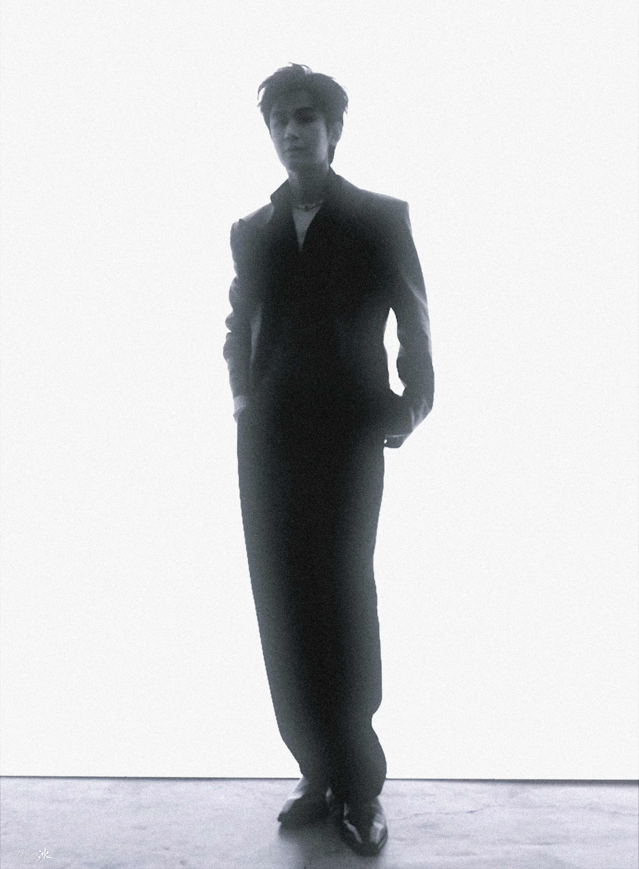 成毅矜贵、破碎、野性、优雅，所有矛盾的特质在他身上和谐共生，镜头里的他，每一面