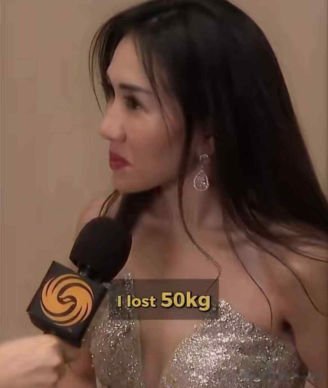 何超盈对记者说：“我用一年时间瘦了100斤，很多人都好奇我怎么瘦的，却没有人去问我为什么会胖了100
