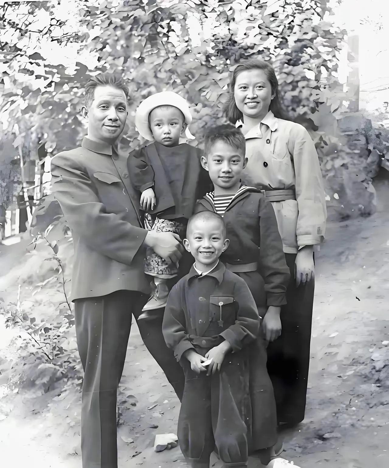 1952年，粟裕一家五口的珍贵合影，镜头中粟裕身穿中山装，抱着3岁的粟惠宁，脸上