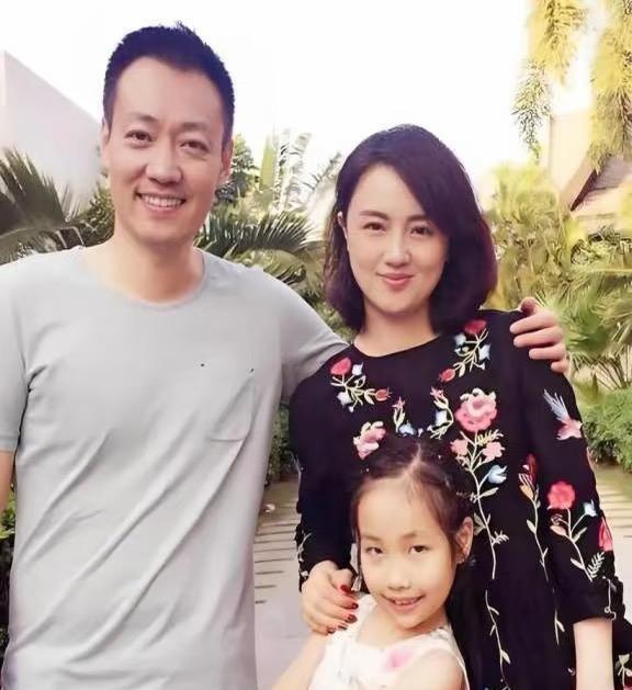 刚查了一下朱媛媛女儿，不查不知道，一查跪了，万万没想到，辛柏青居然把女儿辛芯