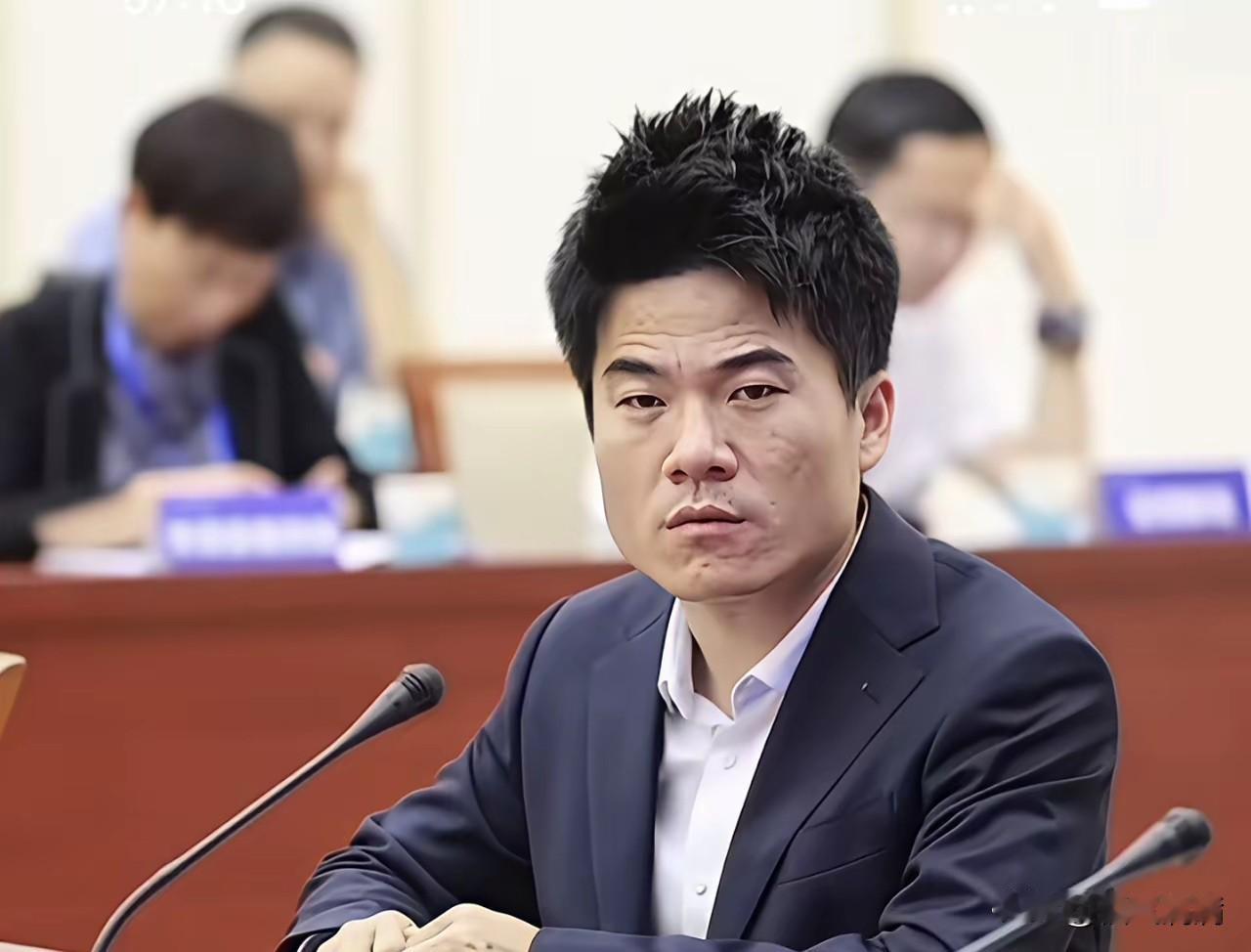 消费品促进会那天，董宇辉穿的那件白衬衣，被眼尖的网友扒出来——袖口微微起球，