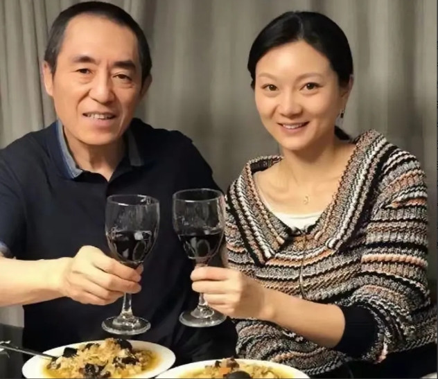 2000年，19岁的陈婷带50岁的张艺谋回家见父母，陈父问：“您今年贵庚？”张艺