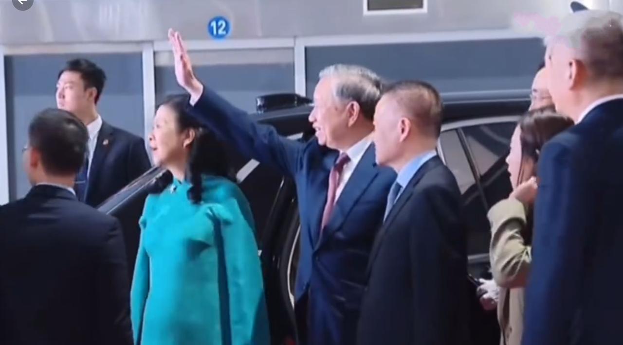 越南第一夫人吴芳璃现身北京高铁站！4月16日越南主席与夫人乘高铁离开北京，让人没