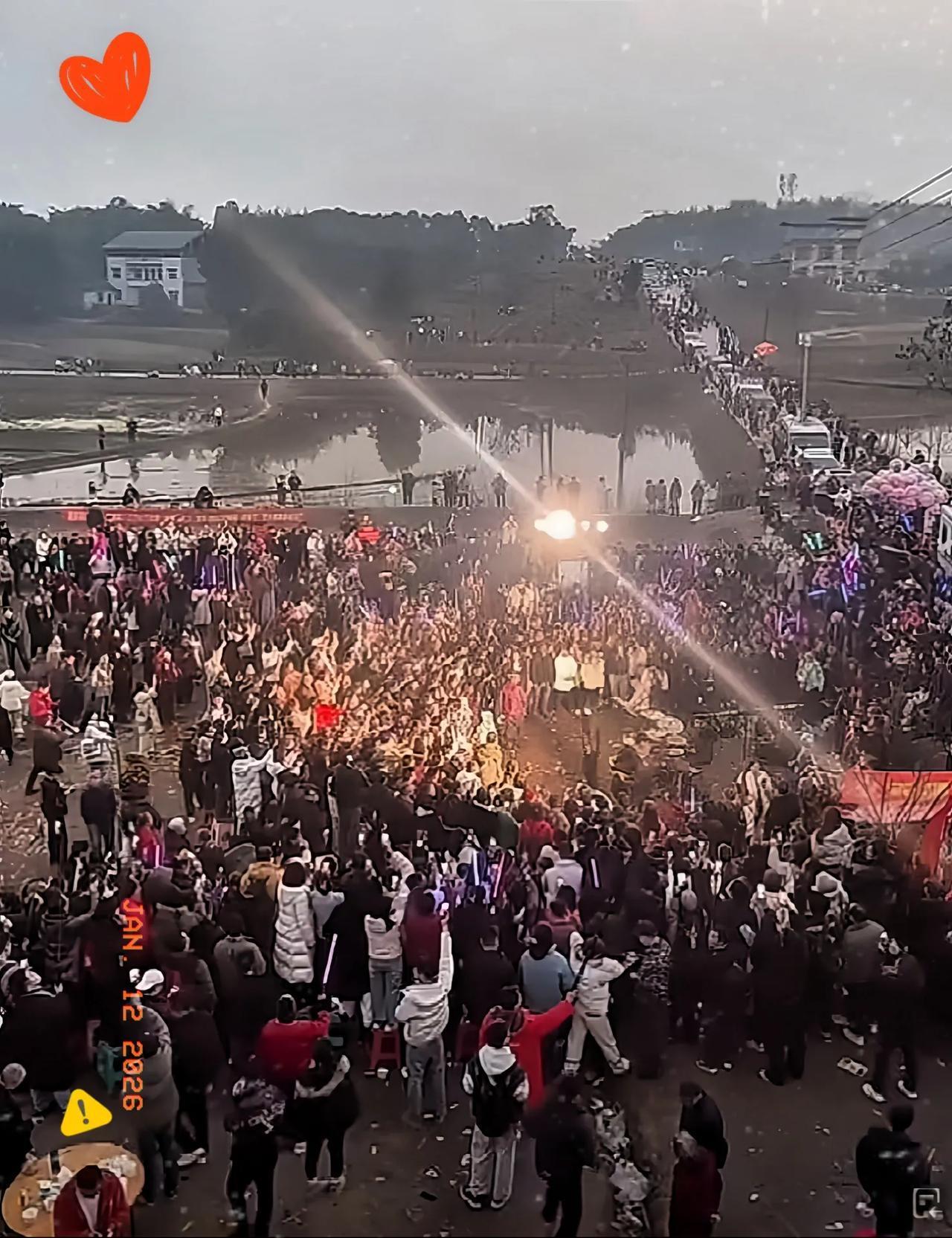 呆呆家的年恐怕不好过咯😄，一定会很热闹！有细心的网友发现，呆呆三天前粉丝还