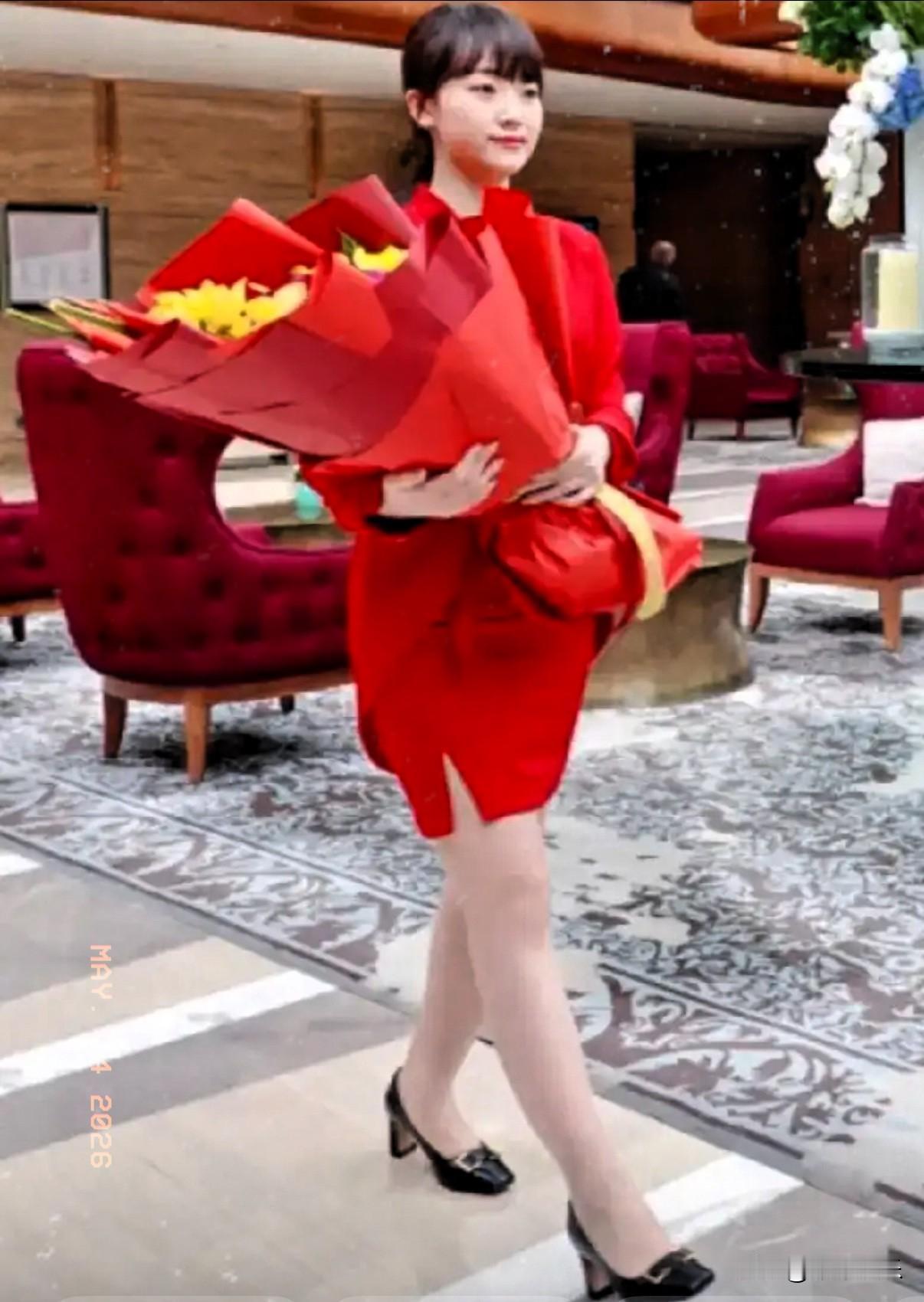 重要场合上，那位身着红裙的小女孩格外吸睛，她从容上前献花，模样乖巧又大方，瞬间打