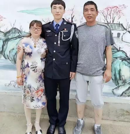 江苏一女子，儿子因公牺牲，她伤心欲绝，每天以泪洗面，2022年一天，她在商场，突