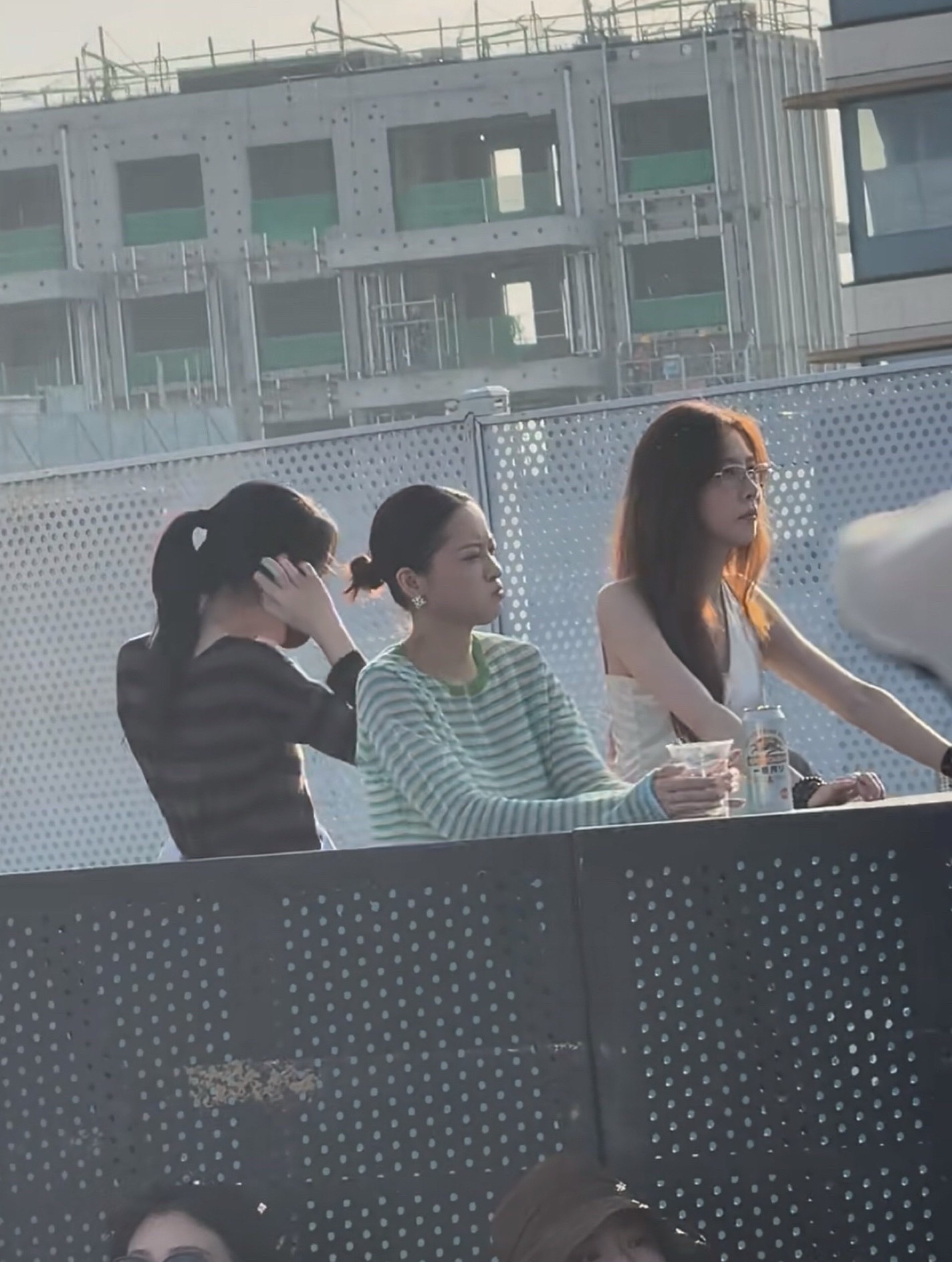 李嫣在阿那亚看姐姐窦靖童演出，边看边喝啤酒，同行的还有宋妍霏。​​​