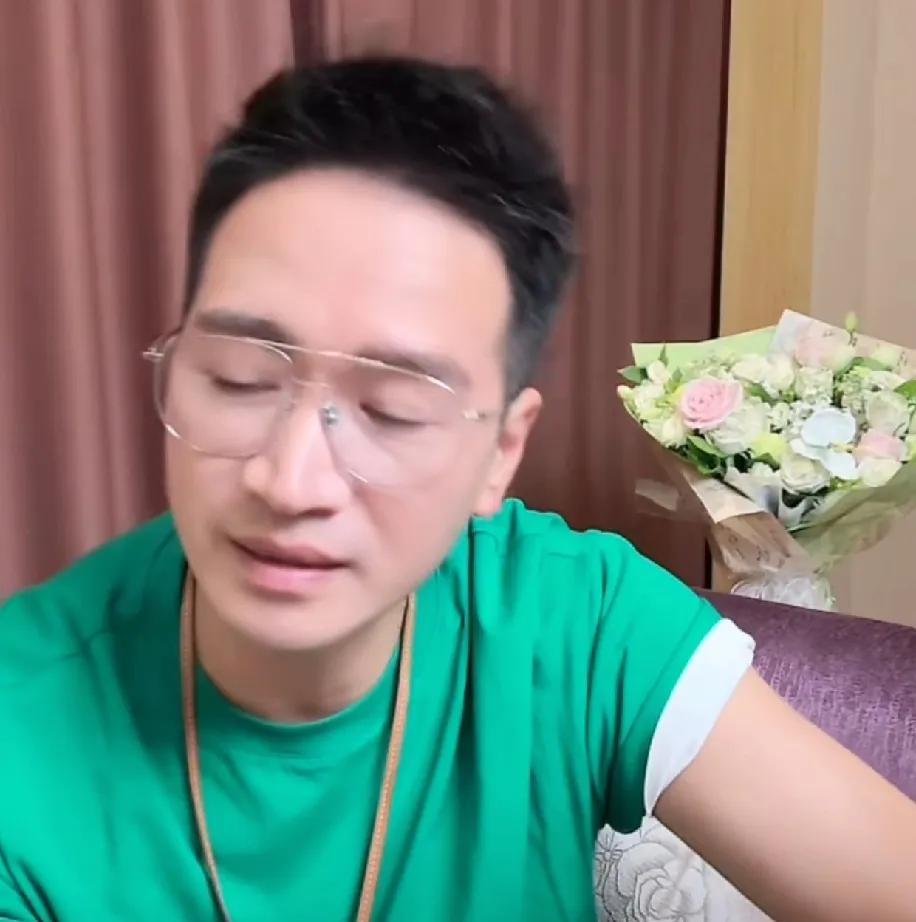 何晟铭太坦诚了！他在直播时直接对外透露，他因为家人的期望结婚生子了，但他又是一个