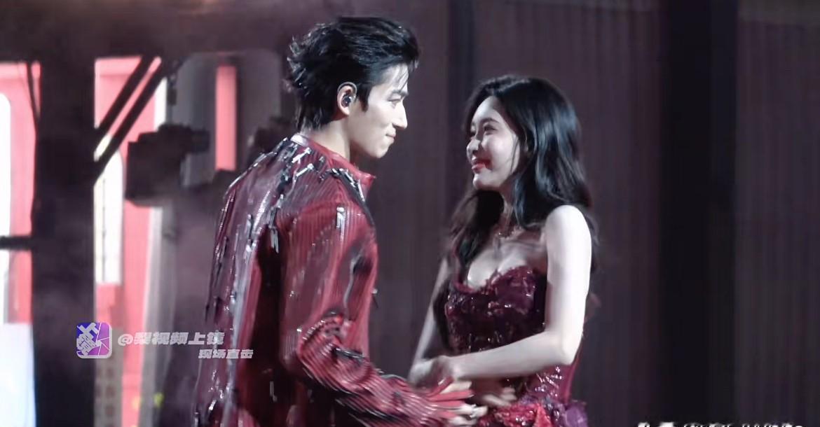 跨年钟声还没敲完，后台已经炸了。孟子义拽着王星越的手腕冲下舞台，掌心汗湿，睫毛