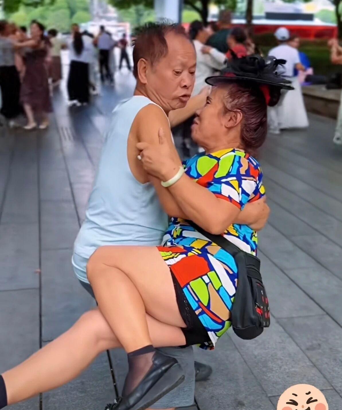 这个年龄还能跳出这个水平的舞蹈，确实不容易。老铁们也别喷，咱们到了这个年龄，还不