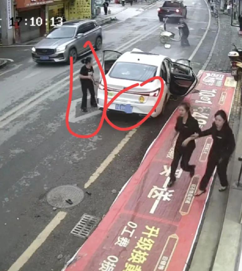 利川车祸肇事车，南京牌照，最后停在一家珠宝店门口，一个中年妇女站在驾驶室车门外，