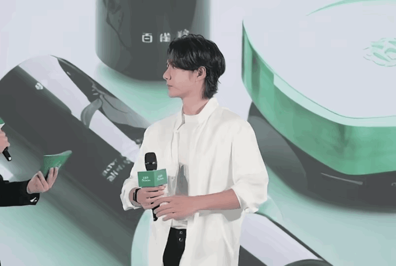 王一博好久没见啦，这一露面变化可真大！整个人比以前开朗多了，也胖乎了些，皮肤还黑