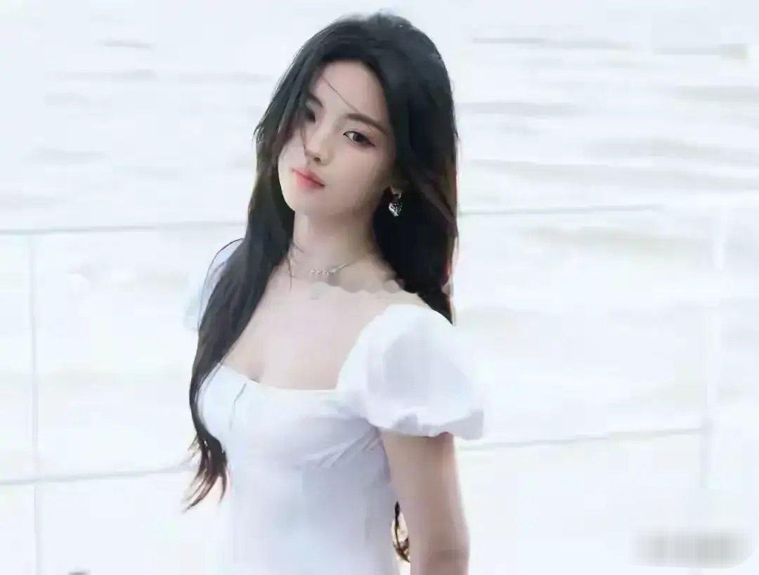 杨超越白色低胸长裙写真，好唯美好清纯啊​​​