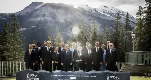西方不行了？一张照片引发的思考世界大乱套了！G7峰会那张