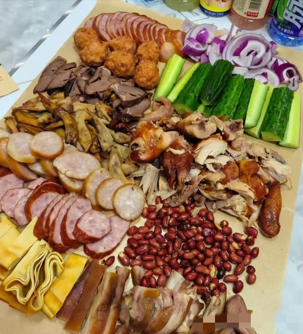 左右两个拼菜都是100块，你会选择哪个？