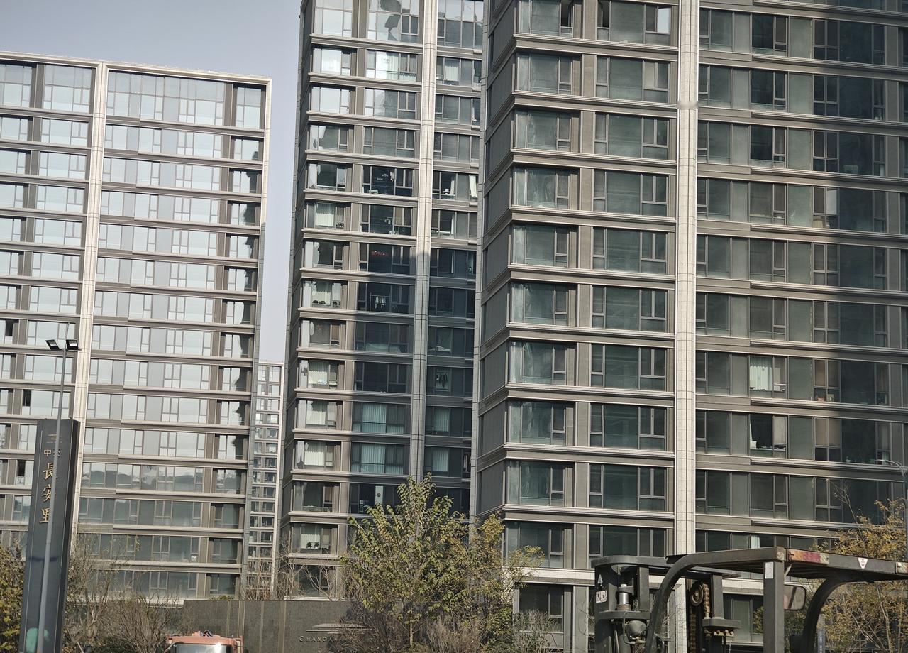 西咸新区的住宅标准正迎来新的变革。2023年9月推出的“高品质住宅建设标准”取代