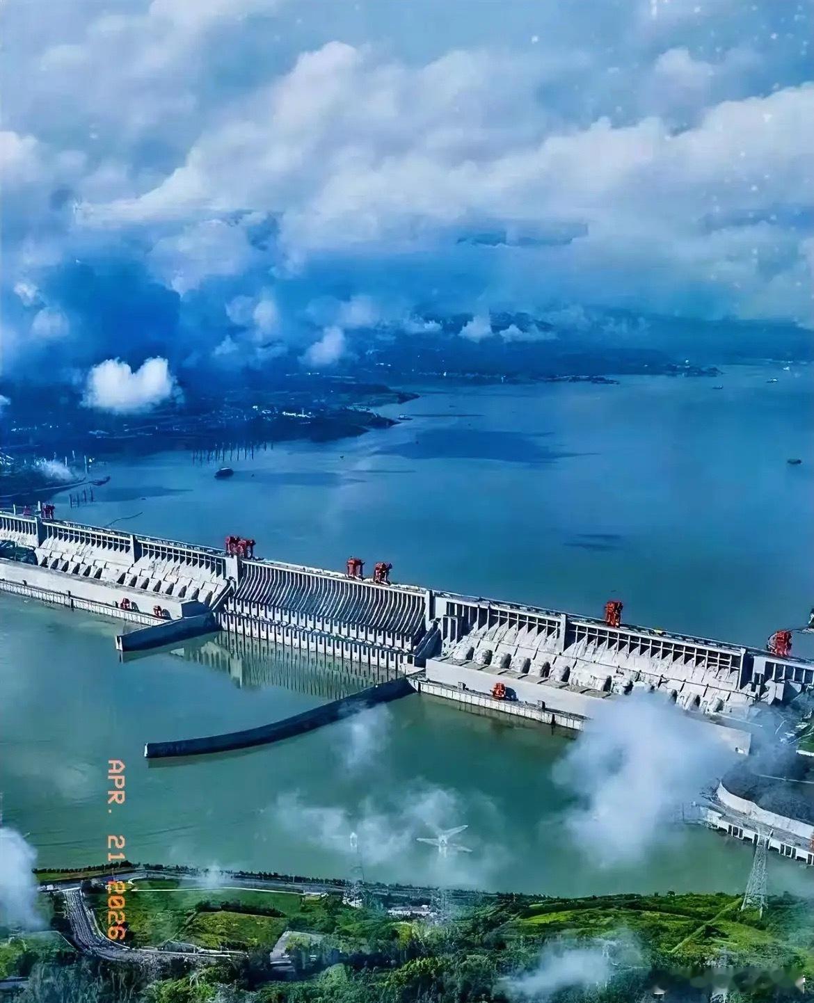 A股总部北京的九大龙头电力股。1、长江电力，主营水电业务。2、华电新能，主营风