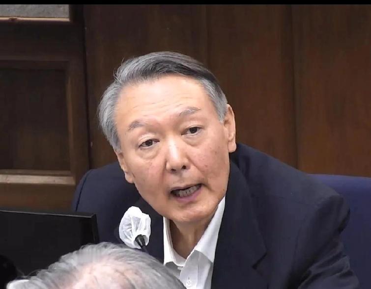 和金建希当庭对质30分钟后，尹锡悦在法庭上笑得很开心，她没有背叛他！尹锡悦眼眶