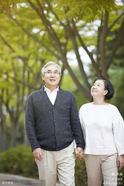 小区里两有两对邻居，他们年龄相同都在71周岁，职业相同都是小学教师退休。退休工资