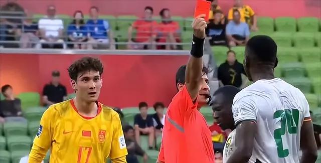 国足0-2输球，他却让对手主帅暴怒染红！一人造2张红牌，球迷炸锅了国足对阵喀