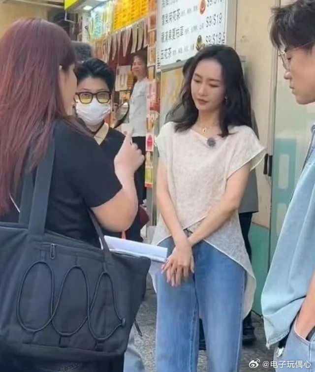 我的天呐，这还是我认识的女神吗?这几年老了很多，肉眼可见的憔悴。