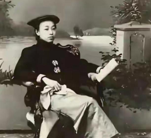 她身为军阀的三姨太，娘家五个弟弟全都是共产党员。1948年，她竟然劝动丈夫率领两