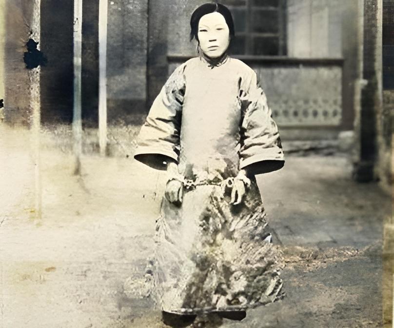 1925年1月19日，长春郊外刑场。24岁的张素贞被押赴刑场时，执法官宣读死刑判